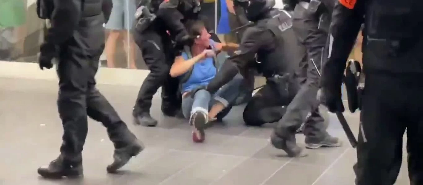 Εικόνες σοκ από την Γαλλία: Δυνάμεις ασφαλείας ξυλοκοπούν γυναίκα γιατί μπήκε σε εμπορικό χωρίς πιστοποιητικό Covid!